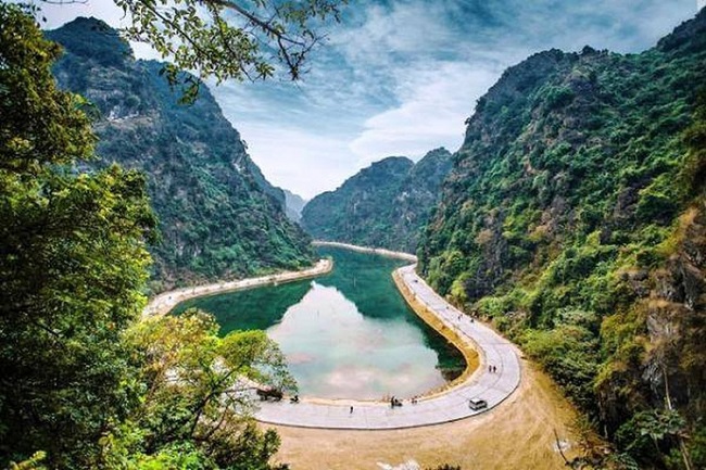 Hồ nước giữa bầu trời 2 bên đồi núi - Review du lịch Ninh Bình