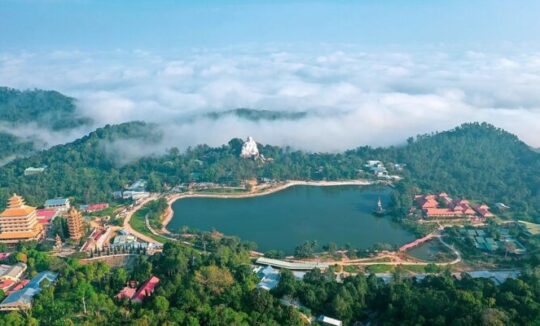 Chùa Bà Châu Đốc nằm dưới chân núi Tam Sơn ở thành phố An Giang