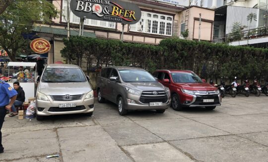 có 3 chiếc xe màu trắng, xám, đỏ từ trái sang phải, phía sau là nhà hàng thuê xe du lịch Kiên Giang