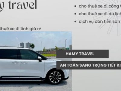 Có bức ảnh có chiếc xe màu trắng ,phía trên là dòng chữ HAMY TRAVEL và các hàng chữ kế bên ,Dịch vụ thuê xe KonTum