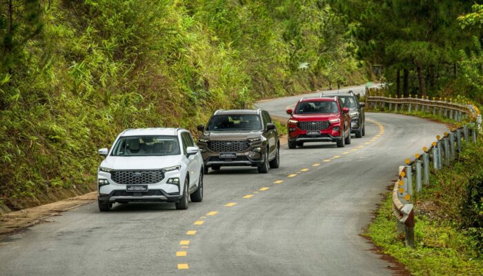 4 chiếc ghế màu đen và bánh lái màu đen