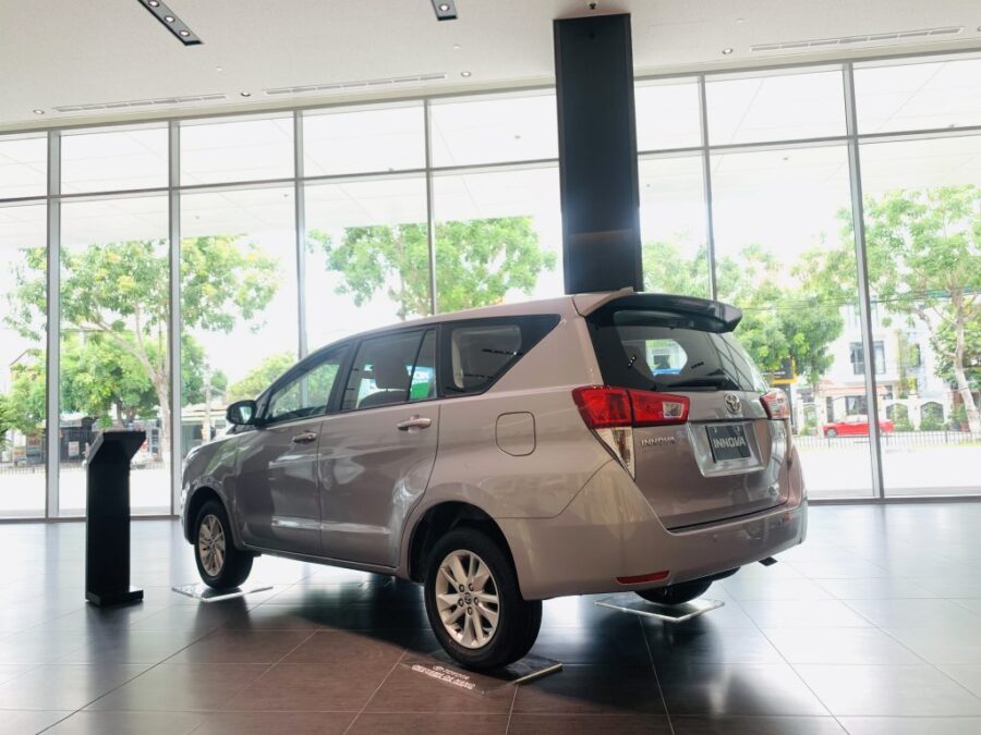 toyota-inova-đà-nẵng-màu-bạc-đuôi-sau-màu-bạc-1024x768
